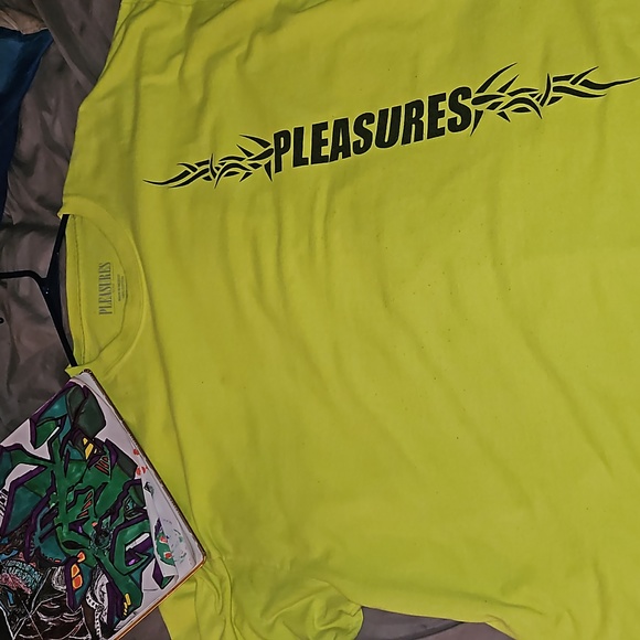 XXL Plaesures Safety Yellow Tribal tee - Picture 2 of 4